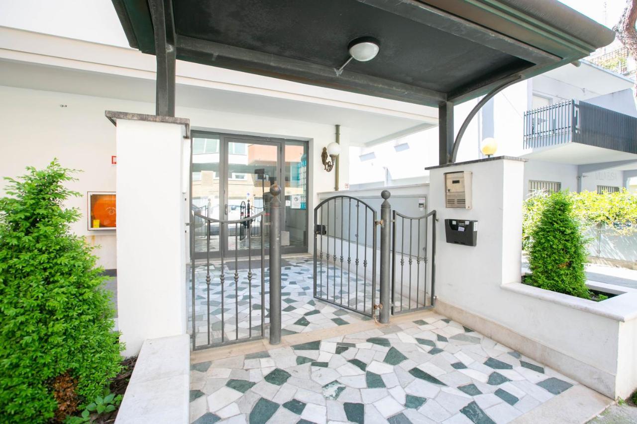 Residence Villa Dei Pini Rimini Bagian luar foto