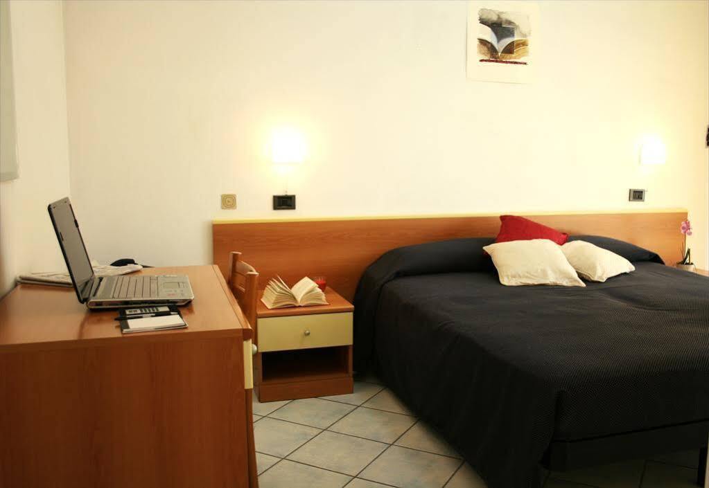 Residence Villa Dei Pini Rimini Bagian luar foto